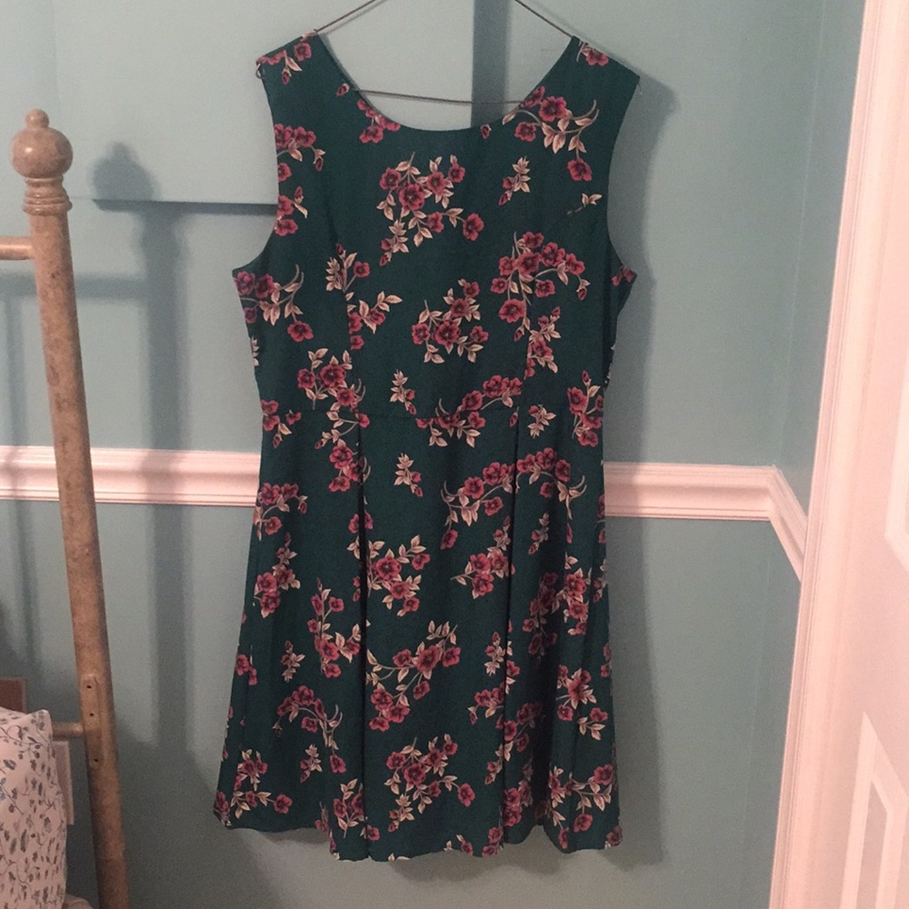 Modcloth. Pleated green floral dress. Size Large.